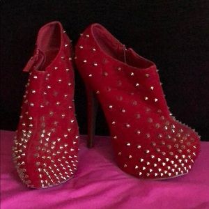 Posh Red Velvet with Gold Pointed Studs size 8